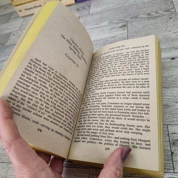 Lovely Lying Lips by Valerie Sherwood 1983 First Print Warner Paperback Romance - Picture 5 of 14